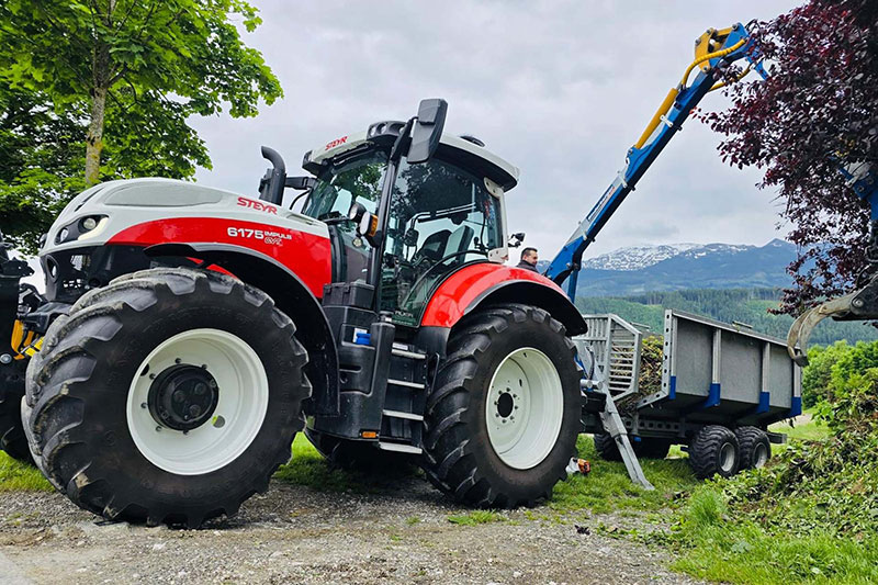 Traktor bei Forstarbeiten nahe Innsbruck