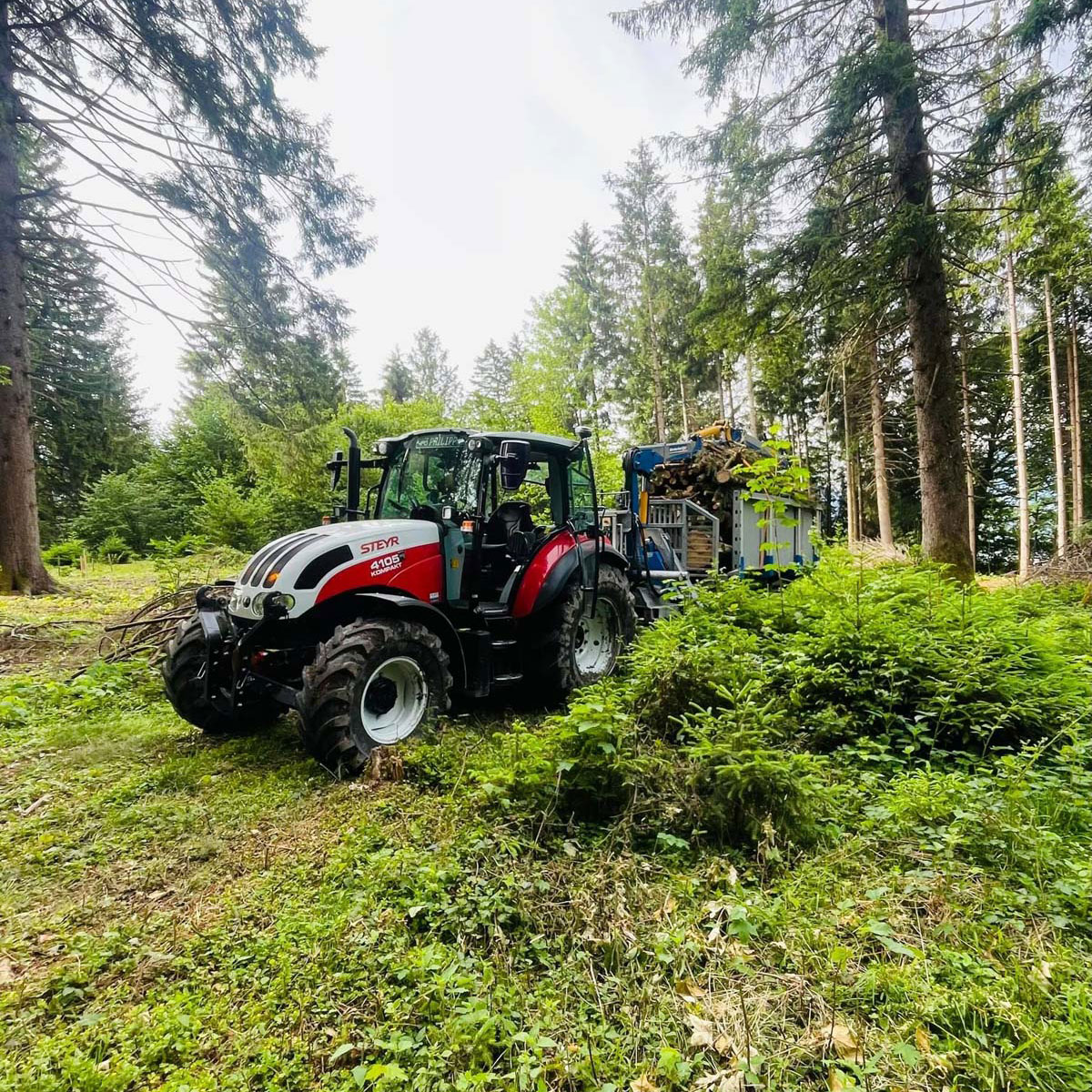 Traktor beim Aufforsten